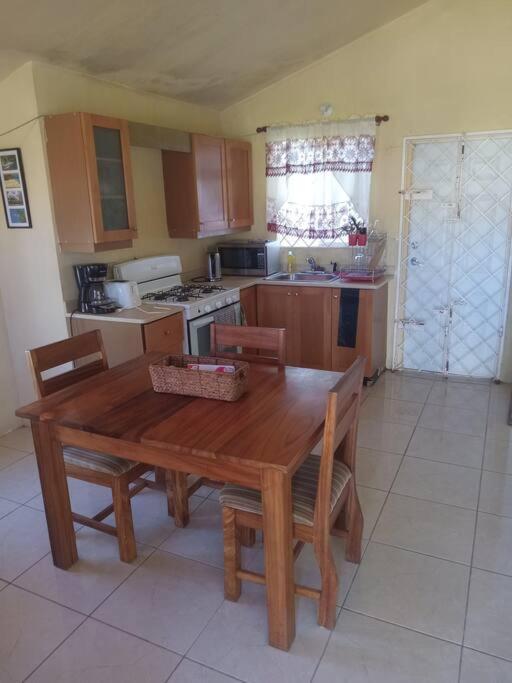 Cheerful 2-Bedroom Home In Falmouth Garden מראה חיצוני תמונה